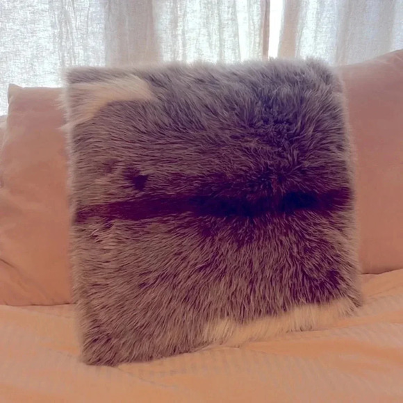 Faux Furr Pillow‎ - Picture 1 of 3